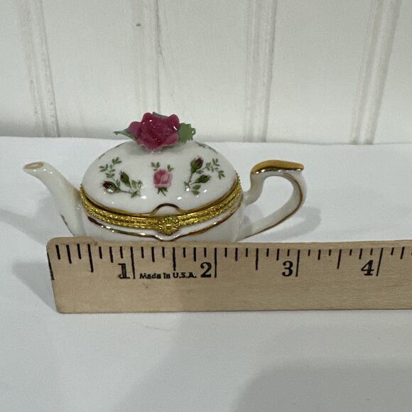 ROYAL ALBERT OLD COUNTRY ROSES TEAPOT SHAPED TRINKET BOX - Picture 5 of 5